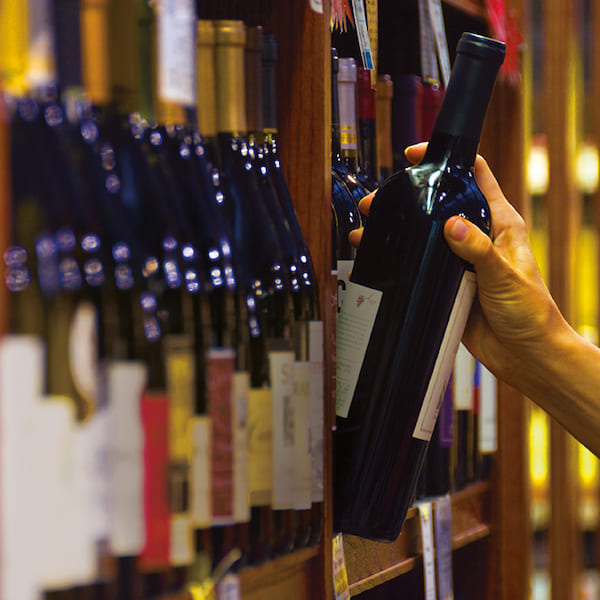 Bouteilles de vin sur étagère